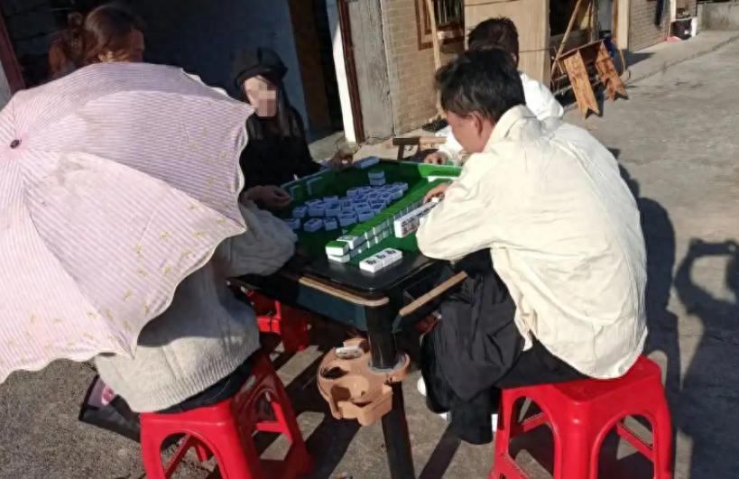除了性生活，就是打麻将！2000多县城普通人的生活现状只能这样？